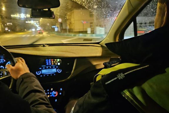 zdjęcie poglądowe, policjantów siedzących w radiowozie podczas nocnego patrolu