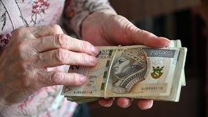 plik banknotów w dłoniach starszej kobiety