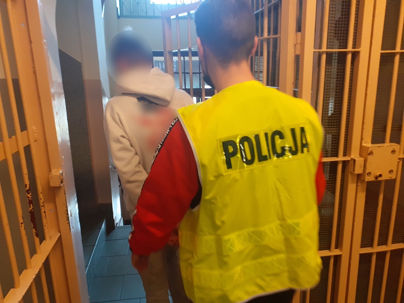 Policjanci Zatrzymali Latka Podejrzanego O Kradzie E Z W Amaniami W