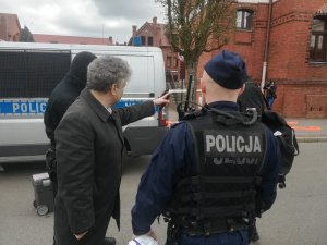 policjanci przy radiowozie