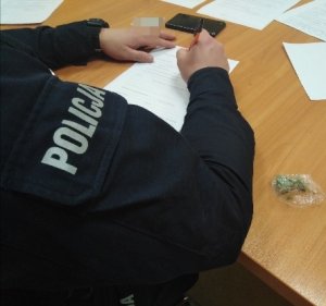 Policjant wypełniający dokumenty