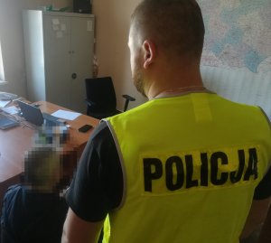 Policjant i osoba zatrzymana