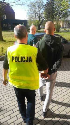 Policjant z zatrzymanym.