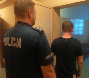 POLICJANT Z ZATRZYMANYM PRZED CELĄ