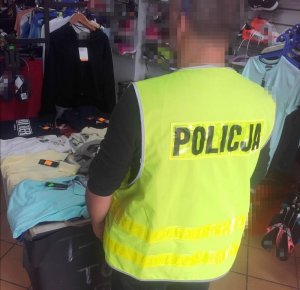 policjant w sklepie z podrobioną odzieżą