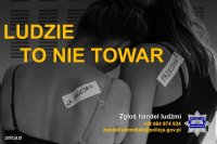 zdjęcie w tonacji czarno - białej przedstawiające dwie stojące tyłem, przytulone do siebie młode kobiety. Kobiety ubrane są w koszulki z ramiączkami. Do łopatki kobiety stojącej po lewej stronie przyczepiona jest karteczka z napisem na sprzedaż, druga kobieta ma na lewym ramieniu karteczkę z napisem przecena z wykrzyknikiem. Zdjęcie opatrzone jest żółtym napisem o treści ludzie to nie towar