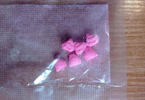 kilka zabezpieczonych tabletek ecstasy, opakowanych w przezroczysty woreczek