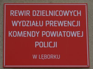 przyczepiona do elewacji budynku komendy tablica z napisem rewir dzielnicowych wydziału prewencji komendy powiatowej policji w lęborku