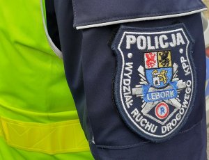 umieszczony na rękawie kurtki służbowej emblemat wydziału ruchu drogowego lęborskiej komendy policji