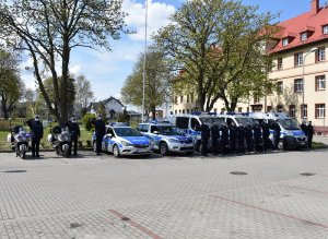 na placu obok budynku lęborskiej komendy policji, ustawieni w szeregu przy oznakowanych radiowozach i motocyklach umundurowani policjanci, salutując oddają hołd zmarłemu koledze