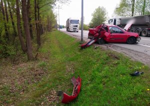 droga K6 przy wjeździe do Lęborka od strony Słupska. Na poboczu znajduje się czerwone osobowe renault z podniesioną maską i wgniecionym tyłem. Na trawie leżą fragmenty zderzaka od tego pojazdu. Obok renault znajduje się ciężarowy MAN