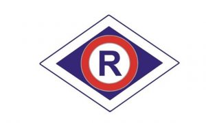znak z literą R oznaczający Ruch Drogowy