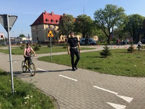 policjant i dziecko na rowerze