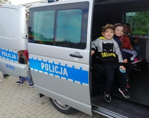 wiele zdjęć policjantów z dziećmi na spotkaniach w szkołach i przy radiowozach