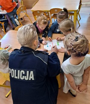 wiele zdjęć policjantów z dziećmi na spotkaniach w szkołach i przy radiowozach