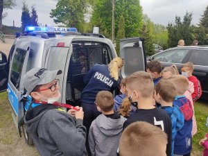 wiele zdjęć policjantów z dziećmi na spotkaniach w szkołach i przy radiowozach