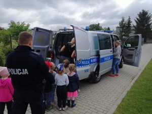 wiele zdjęć policjantów z dziećmi na spotkaniach w szkołach i przy radiowozach