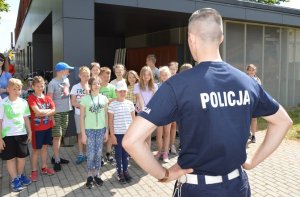 na zdjęciach znajdują się egzaminowane dzieci na rowerach i policjanci