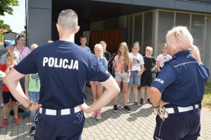 na zdjęciach znajdują się egzaminowane dzieci na rowerach i policjanci