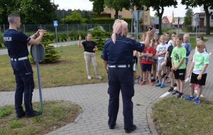 na zdjęciach znajdują się egzaminowane dzieci na rowerach i policjanci