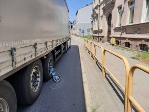 RADIOWÓZ POLICYJNY ZABEZPIECZA MIEJSCE WYPADKU DROGOWEGO