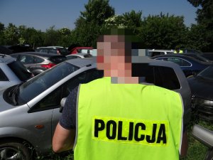 POLICJANCI W KAMIZELKACH ODBLASKOWYCH SPRAWDZAJĄ DEMONTOWANE POJAZDY