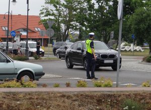 na rondzie w Łebie policjant ruchu drogowego oraz funkcjonariusz oddziałów prewencji policji, kierują ruchem pojazdów