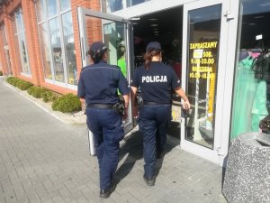 dwie umundurowane policjantki wchodzą do sklepu