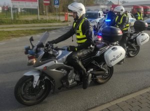 dwaj policjanci ruchu drogowego prowadzą policyjne motocykle