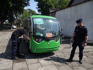 dwaj umundurowani policjanci poddają kontroli meleks