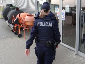 dwaj policjanci wchodzą do sklepu