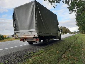 na poboczu drogi stoi samochód dostawczy