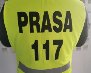 na kamizelce odblaskowej, którą ma na sobie mężczyzna widnieje napis prasa 117