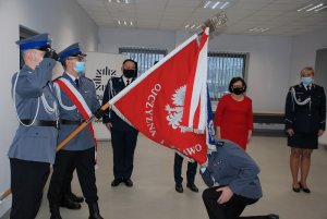 w auli komendant żegna się ze sztandarem lęborskiej jednostki policji