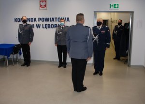 w auli Komendy Powiatowej Policji w Lęborku dowódca uroczystości składa meldunek komendantowi wojewódzkiemu policji w Gdańsku