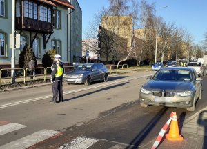 policjantka ruchu drogowego kieruje ruchem przy przejściu dla pieszych