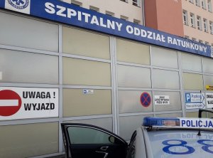 przed szpitalnym oddziałem ratunkowym stoi policyjny radiowóz