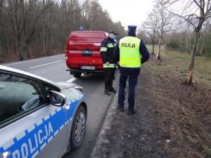 CZŁONKOWIE KOMISJI SPRAWDZAJĄ OZNAKOWANIE NA DRODZE KRAJOWEJ NR 6