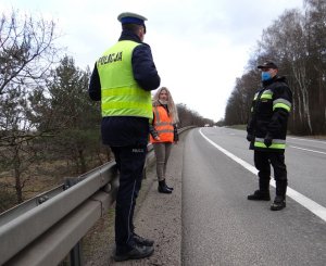 CZŁONKOWIE KOMISJI SPRAWDZAJĄ OZNAKOWANIE NA DRODZE KRAJOWEJ NR 6