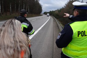 CZŁONKOWIE KOMISJI SPRAWDZAJĄ OZNAKOWANIE NA DRODZE KRAJOWEJ NR 6