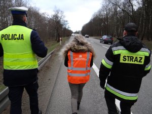 CZŁONKOWIE KOMISJI SPRAWDZAJĄ OZNAKOWANIE NA DRODZE KRAJOWEJ NR 6