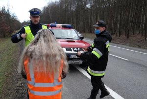 CZŁONKOWIE KOMISJI SPRAWDZAJĄ OZNAKOWANIE NA DRODZE KRAJOWEJ NR 6