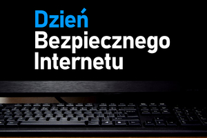 na ekranie komputera widnieje napis Dzień Bezpiecznego Internetu