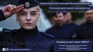 zdjęcie przedstawiające policjantkę w furażerce na głowie. Policjantka salutuje. Za nią stoją trzej policjanci. Ich sylwetki są rozmyte. Na górze zdjęcia widnieje napis pomorska policja w 2021 roku przyjęła 600 nowych funkcjonariuszy. Ty też możesz spełnić marzenia i zostać jednym z nas. Na dole zdjęcia widnieje napis zarabiaj na start nawet 4500 zł