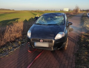 na chodniku stoi szary fiat punto z wgniecionym dachem i rozbitą przednią szybą. Do auta jest doczepiona lina holownicza