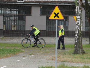 na terenie miasteczka ruchu drogowego lęborskiej komendy Policji policjantka kontroluje sposób jazdy chłopca poruszającego się rowerem