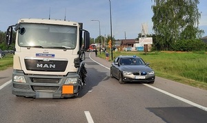 auto dostawcze i radiowóz nieoznakowany policji