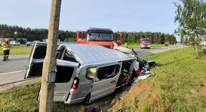 auto osobowe po wypadku leżące w rowie