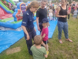 policjantka na festynie z dziećmi