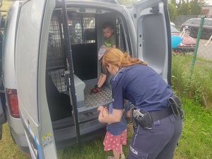 policjantka w radiowozie z dziećmi